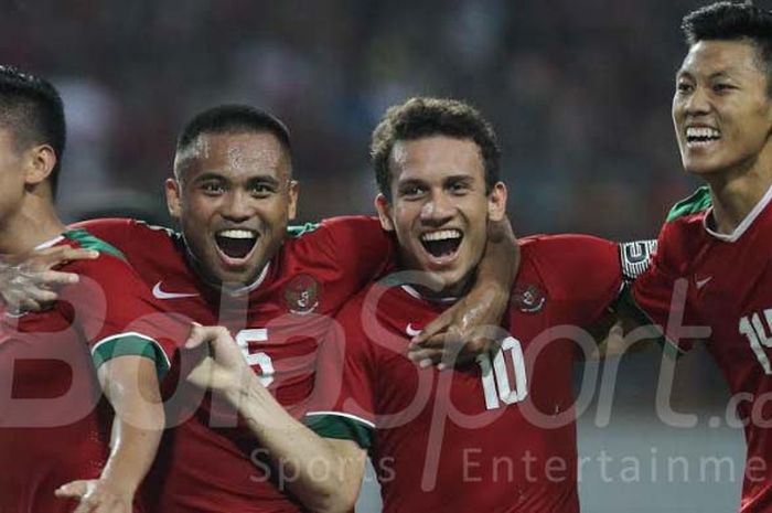 Pemain Timnas U-19 Indonesia dari kiri ke kanan, Syahrian Abimanyu, Saddil Ramdani, Egy Maulana Vikri, dan Feby Eka Putra merayakan kemenangan melawan Thailand di Stadion Wibawa Mukti, Minggu (8/10/2017)