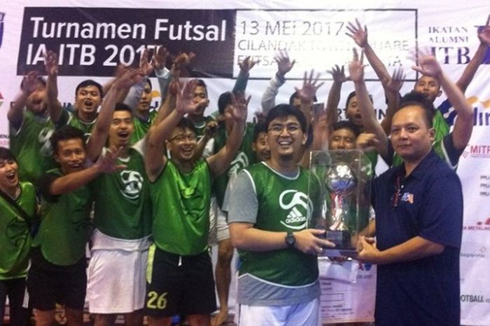 Tim Kebebasab Berekspresi melakukan selebrasi seusai menjuarai Turnamen Futsal IA-ITB di lapangan futsal Cilandak Town Square, Sabtu (13/5/201)