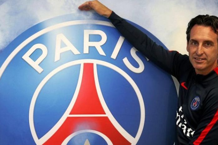 Pelatih Unai Emery berdiri di depan logo Paris Saint-Germain