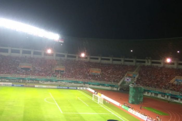 Suporter timnas U-23 Korea Selatan penuhi tribune timur hingga selatan Stadion Pakansari, Kabupaten Bogor, Sabtu (1/9/2018).