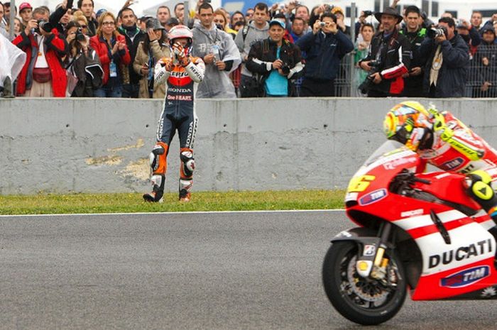 Casey Stoner memberikan tepuk tangan kepada Valentino Rossi usai keduanya terlibat insiden saat balapan MotoGP Spanyol di Sirkuit Jerez, Spanyol, pada tahun 2011.