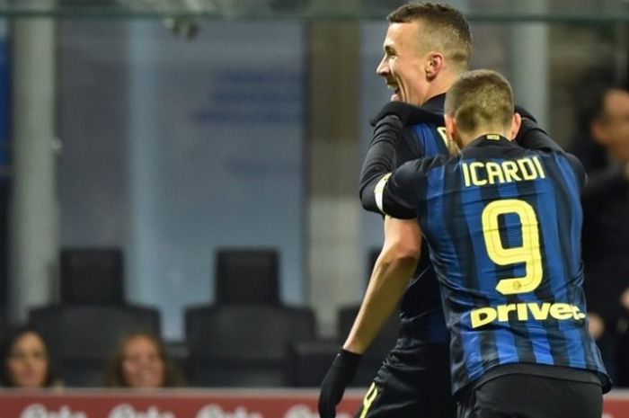 Duo pahlawan kemenangan Inter Milan, Ivan Perisic dan Mauro Icardo merayakan gol mereka ke gawang Chievo Verona pada laga lanjutan Serie A 2016-2017 di Stadio Giuseppe Meazza, Sabtu (14/1/2017). 