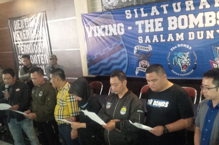 Manajer Persib Bandung, Umuh Muchtar bersama perwakilan Bobotoh ‎dari Viking, Bomber dan The Bombs membacakan lima resolusi damai di Aula Asprov PSSI Jawa Barat, Jalan Lodaya, Kota Bandung, Kamis (3/8/2017).