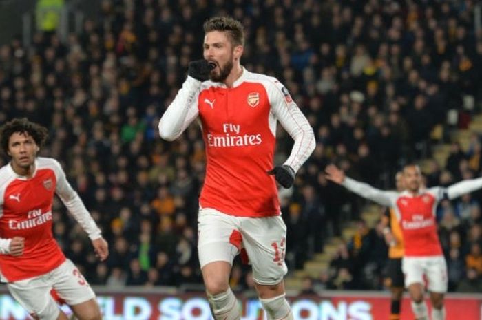 Penyerang Arsenal, Olivier Giroud, merayakan golnya ke gawang Hull City dalam pertandingan ulangan semifinal FA Cup di Stadion Kingston Communication, Hull, Selasa (8/3/2016) atau Rabu (9/3/2016) dini hari WIB.