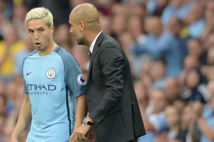 Samir Nasri sedang mendengarkan instruksi dari Manajer Manchester City, Josep Guardiola, dalam laga Premier League kontra West Ham United, di Stadion Etihad, 28 Agustus 2016.