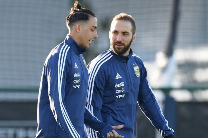 Penyerang Tim Nasional Argentina, Gonzalo Higuain, berbincang dengan Ramiro Funes Mori saat menjalani sesi latihan di City Academy Training Complex, Manchester, Senin (19/3/2018)