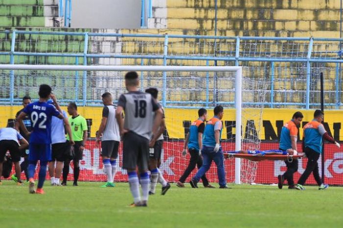Pemain PSIS, Gustur Cahyo ditandu petugas medis setelah berbenturan dengan kiper Persela, Alexander pada laga pamungkas Grup E fase penyisihan Piala Presiden 2018 di Stadion Kanjuruhan, Kabupaten Malang, Selasa (30/1/2018). 
