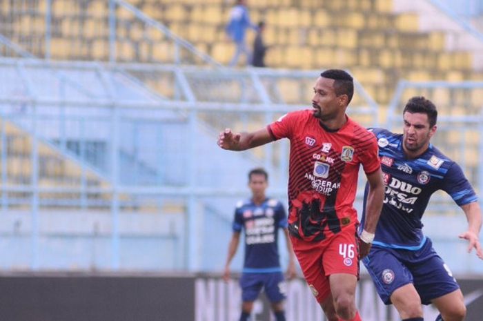 Junior de Araujo Lopes berjibaku dengan pemain Arema, Ahmet Atayew, di Stadion Kanjuruhan, Malang, Jumat (18/8/2017).