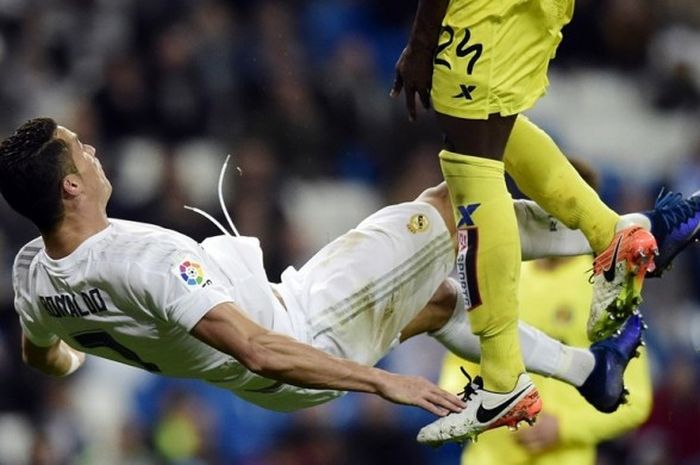 Cristiano Ronaldo coba melakukan tendangan salto saat Real Madrid menang 3-0 atas Villarreal pada lanjutan La Liga di Stadion Santiago Bernabeu, Rabu (20/4/2016).