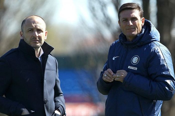 Direktur Olahraga Inter Milan, Piero Ausilio (kiri), bersama Wakil Presiden Javier Zanetti dalam sesi latihan tim di Appiano Gentile, Como, Italia, pada 7 April 2015.