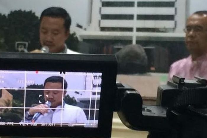 Menpora Imam Nahrawi (kiri) saat memberikan keterangan soal amanat FIFA terkait KLB untuk PSSI di kantor Kemenpora, Jakarta, Kamis (28/4/2016) 