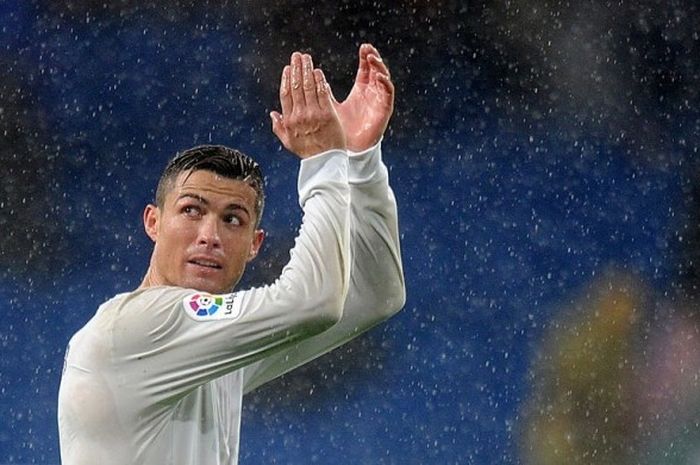 Reaksi bintang Real Madrid, Cristiano Ronaldo, dalam partai La Liga kontra Sporting Gijon di Santiago Bernabeu, Madrid, 26 November 2016.