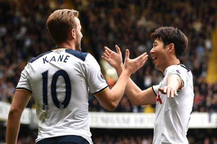 Pemain Tottenham Hotspur, Son Heung-min, melakukan selebrasi bersama Harry Kane seusai mencetak gol ke gawang Bournemouth dalam laga Premier League di Stadion White Hart Lane, London, Inggris, pada 15 April 2017.