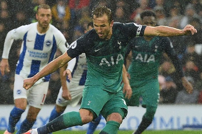 Penyerang Tottenham Hotspur, Harry Kane, mencetak gol dari penalti dalam laga Liga Inggris kontra Brighton & Hove Albion di Stadion Amex, Brighton, Inggris pada 22 September 2018.