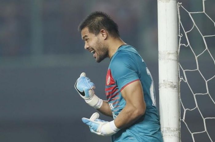 Teriakan kiper Persija, Andritany Ardhiyasa saat timnya menjamu Bali United pada pekan ketujuh Liga 1 musim 2017 di Stadion Patriot, Kota Bekasi, 21 Mei 2017. 