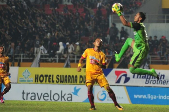Penjaga gawang Perseru Serui berusaha menghalau bola dari tendangna pemain Sriwijaya FC, dalam laga Liga 1di Stadion Gelora Sriwijaya Jakabaring, Rabu (2/8/2017).