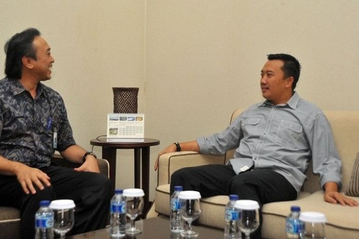 Menpora Imam Nahrawi (kanan) ketika melakukan pertemuan dnegna Direktur SDM dan Umum PT Garuda Indonesia, Heryanto Agung Putra di Kantor Pusat Garuda Indonesia, Jakarta, Kamis (3/3/2016).