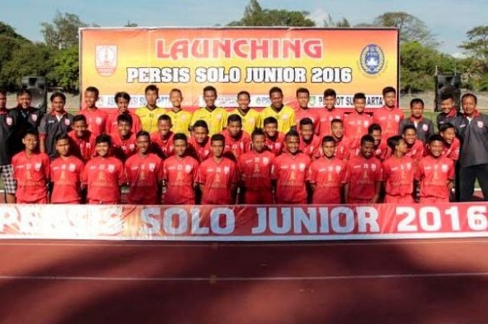 Pemain, pelatih, dan ofisial Persis Solo junior dalam launching tim di Stadion Sriwedari, Solo pada Rabu (3/8/2016) sore. 
