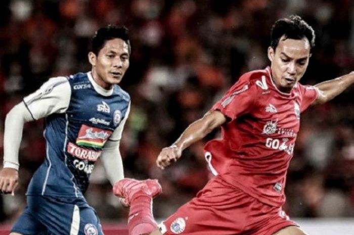 Bek Arema FC, Purwaka Yudhi (kiri) saat menempel pemain Persija, Novri Setiawan untuk partai pekan kedua Liga 1 2018 di SUGBK, Jakarta, 31 Maret 2018. 