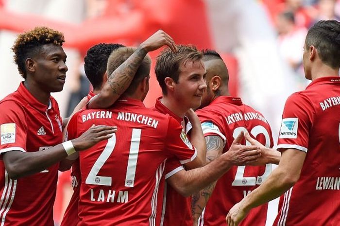 para pemain Bayern Muenchen melakukan selebrasi setelah mencetak gol ke gawang Hannover 96 dalam Pertandingan Bundesliga di Allianz Arena, Munich, Jerman, 14 Mei 2016. 