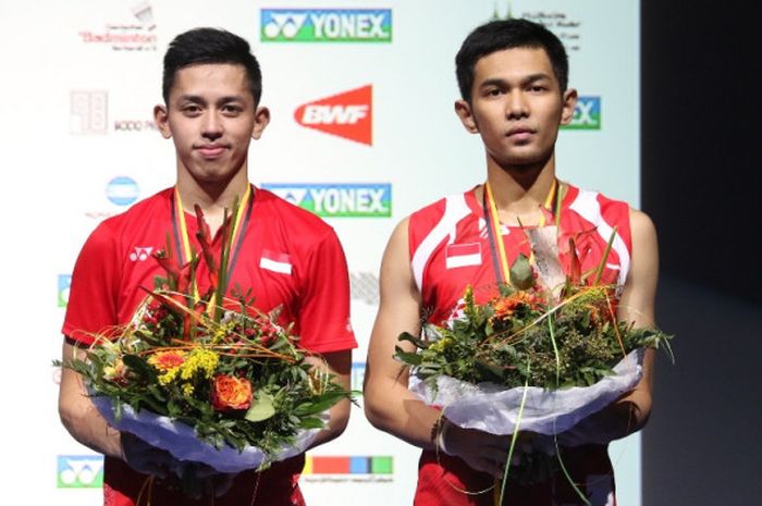 Pasangan ganda putra nasional, Fajar Alfian (kanan)/Muhammad Rian Ardianto, berpose di atas podium runner-up turnamen Jerman Terbuka 2018 di Innogy Sporthalle, Mulheim an der Ruhr, Jerman, Minggu (11/3/2018).