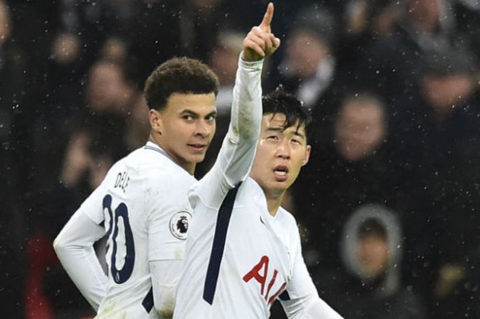 Pemain Tottenham Hotspur, Son Heung-min (kanan) merayakan golnya saat melawan West Ham United pada laga Liga Inggris di Stadion Wembley, London, Jumat (5/1/2018) dini hari WIB.