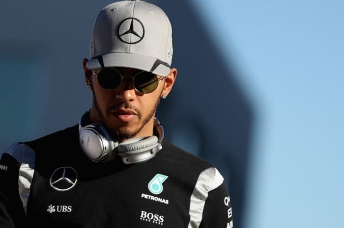 Pebalap Mercedes AMG Petronas, Lewis Hamilton, berjalan di paddock setelah menyelesaikan sesi latihan hari pertama GP Amerika Serikat (AS) di Circuit of The Americas, Austin, Texas, AS, Jumat (21/10/2016).