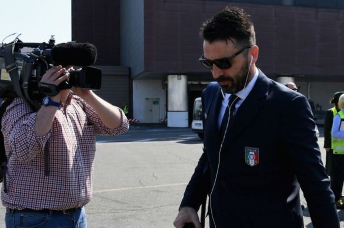 Kiper Italia, Gianluigi Buffon, tiba di bandara Florence, Italia, pada 25 Maret 2017.