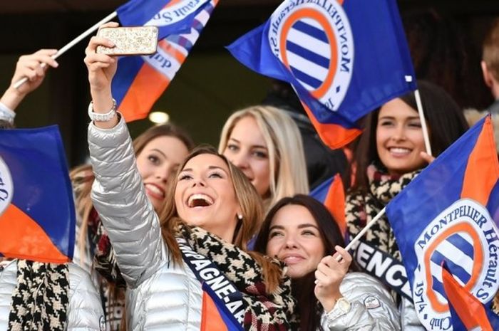 Finalis Miss France 2017 menonton langsung partai Montpellier vs PSG di Stade de la Mosson pada 3 Desember 2016.