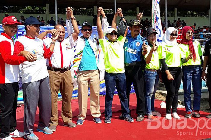 Deputi III Bidang Pembudayaan Olahraga Kemenpora, Raden Isnanta (kelima dari kiri), secara resmi membuka Liga Sepakbola Pelajar (LSP) Piala Menpora U-9 dan U-11 di Stadion Abu Bakrin, Magelang, Jawa Tengah, Jumat (8/9/2017).