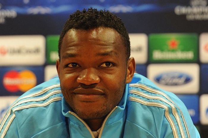 Steve Mandanda saat masih menjadi bagian dari Olympic Marseille, dalam konferensi pers di Emirates Stadium, 25 November 2013. 