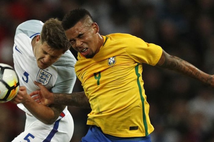  Bek timnas Inggris, John Stones (kiri), melakoni duel udara dengan penyerang Brasil, Gabriel Jesus, pada partai uji coba di Stadion Wembley, Rabu (15/11/2017) dini hari WIB. 