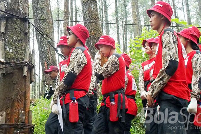 Atlet muda Akademi Bulutangkis Djarum (PB Djarum) saat mengikuti kegiatan Outbound PB Djarum 2018 yang diselenggarakan Bakti Olahraga Djarum Foundation di Markas 235 Cikole, Lembang 18-20 Februari 2018.