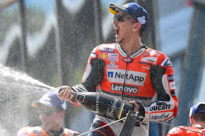      Jorge Lorenzo merayakan kemenangannya pada balapan MotoGP Austria di Red Bull Ring, Austria, Mi