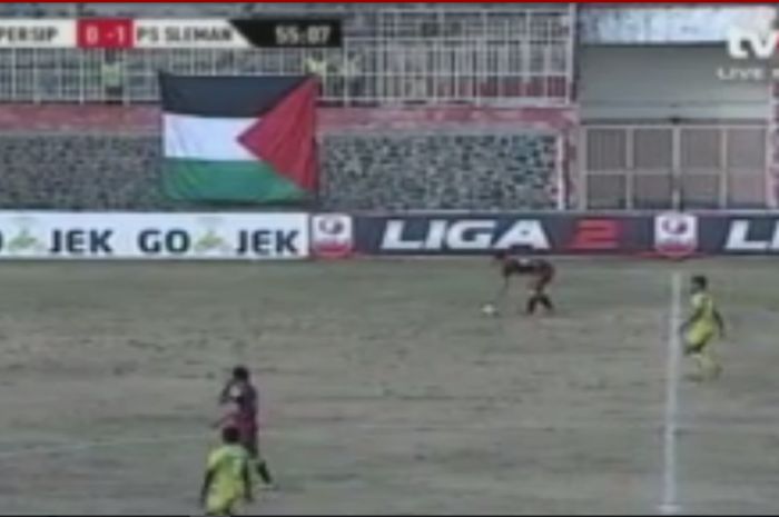 bendera palestina di laga PSS SLeman kontra Persip Pekalongan 2 agustus 2017