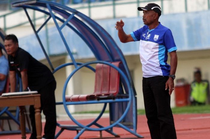 Yudi Suryata, mantan pelatih Persis Solo yang kini membesut Mitra Kukar, ketika memberikan instruksi kepada pemainnya di tepi lapangan. Persis memberhentikan sang pelatih sebelum digulirkannya kompetisi Liga 2.