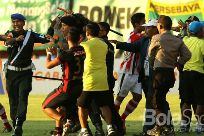 Kericuhan yang terjadi di tengah pertandingan antara Persepam Pamekasan melawan Persebaya Surabaya