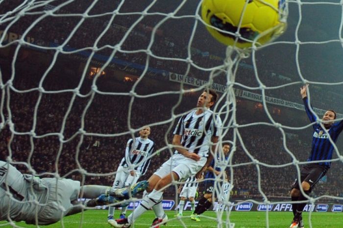 Kiper Juventus, Gianluigi Buffon (bawah), gagal mencegah terjadinya gol bek Inter Milan, Maicon, dalam partai Liga Italia di Stadion Giuseppe Meazza, Milan, 29 Oktober 2011.