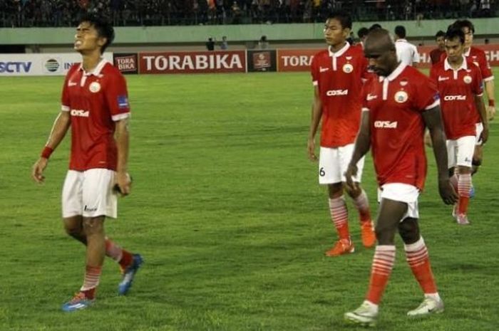 Para pemain Persija berjalan dengan wajah lesu selepas timnya dikalahkan Pusamania Borneo FC di Stadion Manahan, Solo, Minggu (30/10/2016) malam.