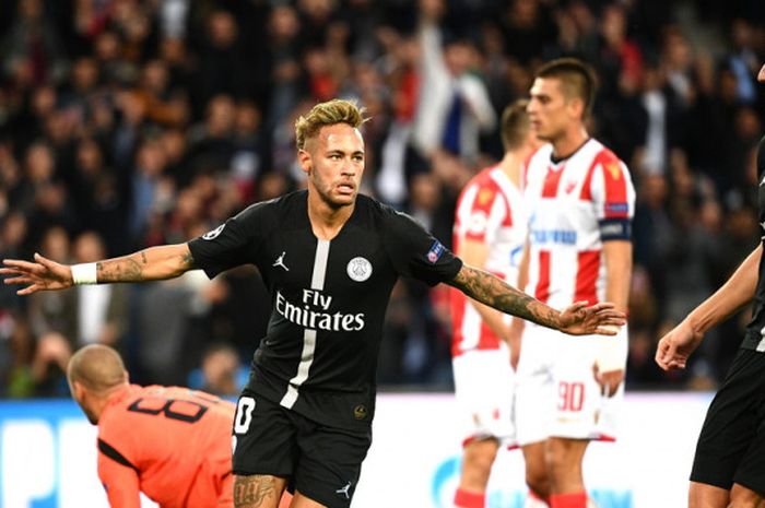 Selebrasi penyerang PSG, Neymar Junior (kiri), seusai mencetak gol ke gawang Crvena Zvezda pada laga Grup C Liga Champios 2018-2019 di Stadion Parc des Princes, Paris, Prancis, pada Rabu (3/10/2018).