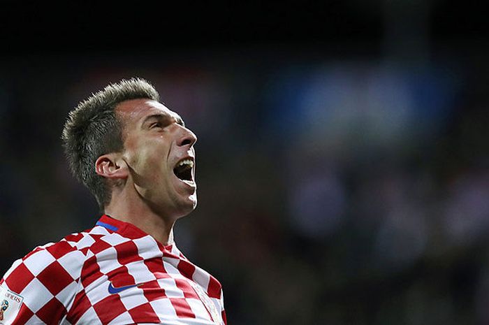 Striker Kroasia, Mario Mandzukic, melakukan selebrasi seusai mencetak gol ke gawang Finaldia dalam laga kualifikasi Piala Dunia 2018 di Rijeka pada 6 Oktober 2017.