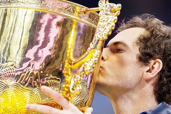 Petenis Inggris, Andy Murray, melakukan selebrasi dengan mencium trofi usai meraih gelar juara tunggal putra China Terbuka setelah di partai final mengalahkan petenis Bulgaria, Grigor Dimitrov, di Beijing, pada 9 Oktober 2016.
