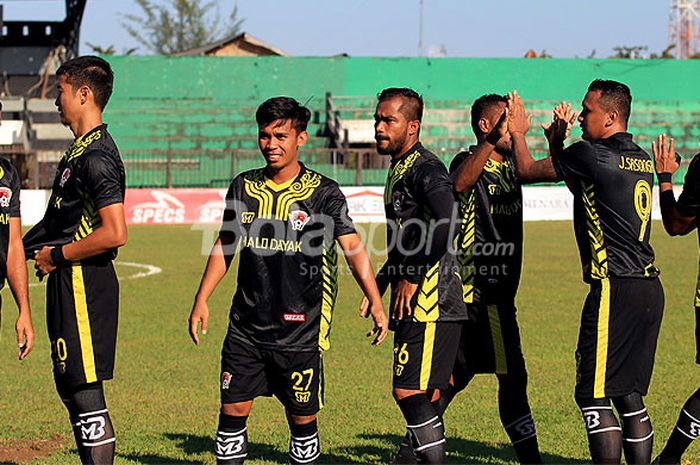           Pemain Kalteng Putra bersiap memulai laga melawan Madura FC pada pekan keempat Liga 2 2018 Grup Timur di Stadion A Yani Sumenep, Jawa Timur, Kamis (10/05/2018) sore.          