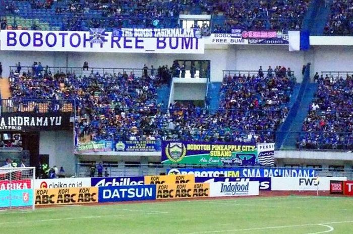 Suasana salah satu sudut Stadion Gelora Bandung Lautan Api, Bandung, yang dipenuhi pendukung Persib Bandung saat tim tuan rumah menjamu Persija dalam laga lanjutan Torabika Soccer Championship, Sabtu (16/7/2016).