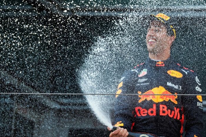 Pebalap Red Bull Racing, Daniel Ricciardo, melakukan selebrasi atas kemenangannya pada GP China yang berlangsung di Sirkuit Internasional Shanghai, Minggu (15/4/2018).