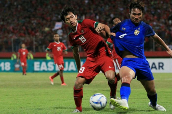  Momen Hanis Saghara dalam laga timnas U-19 Indonesia kontra Thailand di Stadion Gelora Delta Sidoarjo, Senin (9/7/2018). 