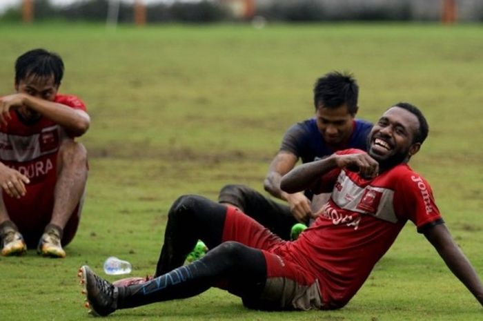 Pemain Madura United, Engelberd Sani, seusai latihan bersama di Lapangan Agrokusuma Batu, Jawa Timur (23/01/2017). 