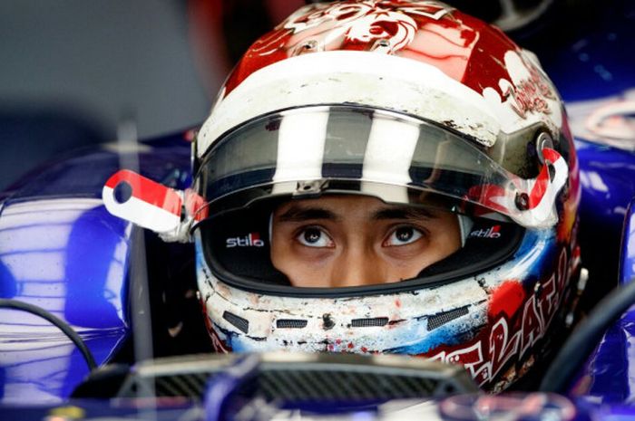 Pebalap Indonesia, Sean Gelael, berada di kokpit mobil Scuderia Toro Rosso pada sesi latihan pertama GP Malaysia di Sirkuit Sepang Internasional, Jumat (29/9/2017).