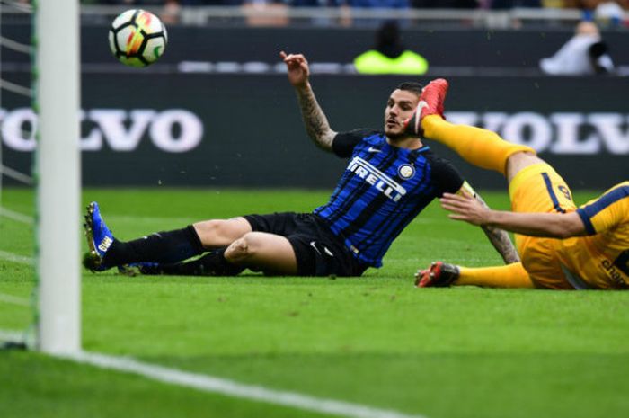 Striker Inter Milan, Mauro Icardi, menjebol gawang Hellas Verona dalam partai Liga Italia di Guiseppe Meazza, Sabtu (31/3/2018)