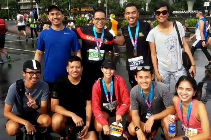 Foto bersama dengan pacer NRC, Jeremy Tobing, dan para influencer Nike seusai pagelaran Jakarta Marathon 2016, Minggu (23/10/2016).